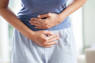 gewölbter unterbauch frau