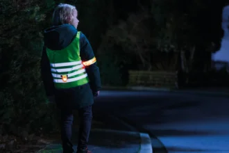 Kinder-Nachtsicherheitskleidung: Die unsichtbare Sicherheitsdecke aus Stoff