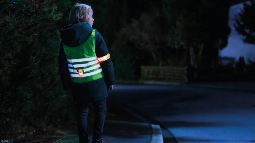 Kinder-Nachtsicherheitskleidung: Die unsichtbare Sicherheitsdecke aus Stoff